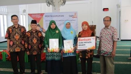 Lazismu Banyumas Serahkan Program Bantuan Guru Wiyata Bhakti